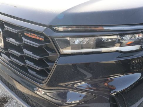 Used 2025 Honda Pilot TrailSport image 3