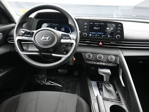 Certified 2025 Hyundai Elantra SE FWD image 19