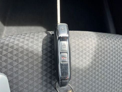 Used 2025 Kia Soul LX w/ LX Technology Package FWD image 21
