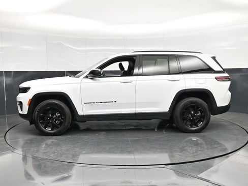 Used 2025 Jeep Grand Cherokee Altitude AWD/4WD image 9