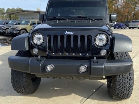 Used 2018 Jeep Wrangler Rubicon w/ Power Convenience Group image 9
