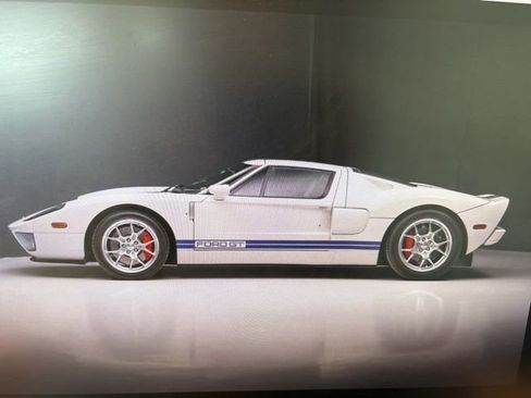 Used 2005 Ford GT RWD image 2