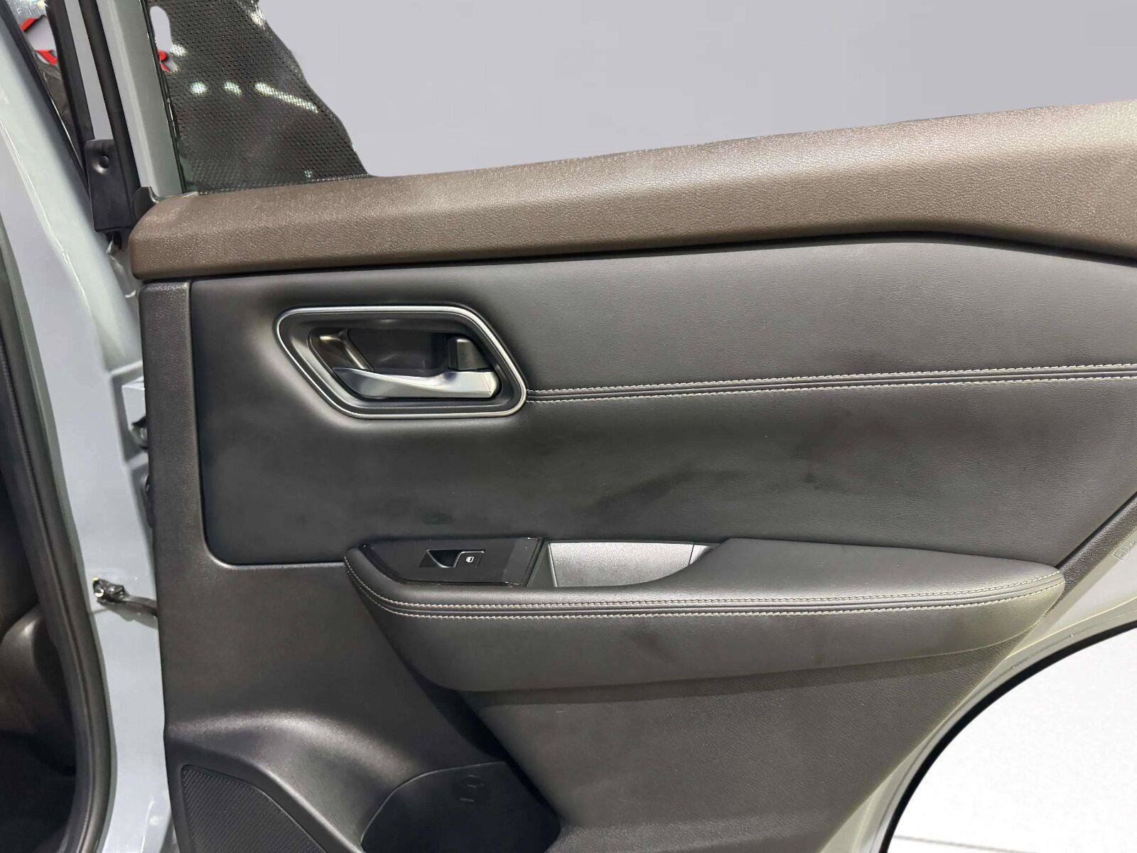 Used 2023 Nissan Rogue Platinum FWD image 31