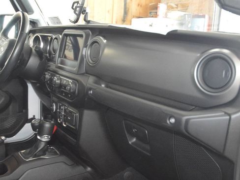 Used 2022 Jeep Gladiator Sport AWD/4WD image 9