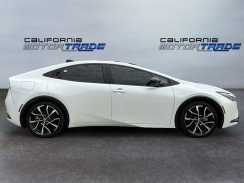 Used 2025 Toyota Prius Plug-In Hybrid FWD image 4