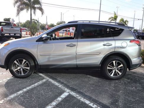 Used 2018 Toyota RAV4 XLE AWD/4WD image 4