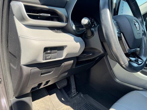 Used 2021 Toyota Highlander XLE AWD/4WD image 14