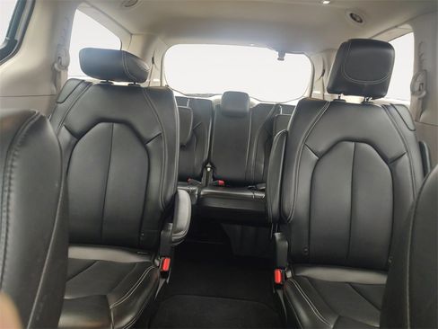 Used 2024 Chrysler Pacifica Touring-L image 13
