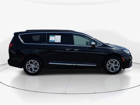 Used 2023 Chrysler Pacifica Limited w/ Uconnect Theater Family Group AWD/4WD image 5