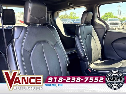 Used 2025 Chrysler Pacifica Limited FWD image 19