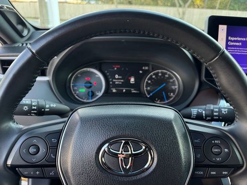 Used 2023 Toyota Venza XLE image 39