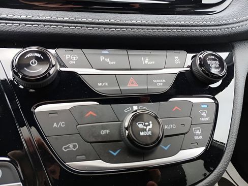 Used 2024 Chrysler Pacifica Premium image 17