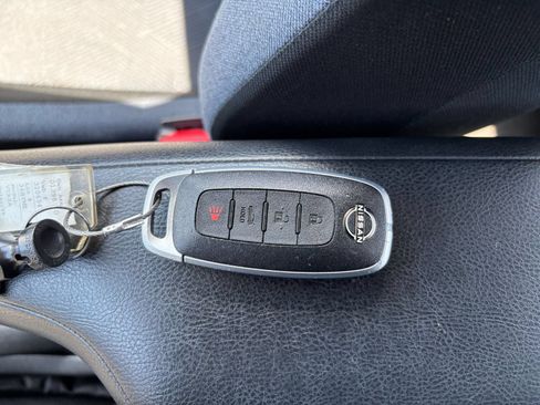 Used 2025 Nissan Versa SV FWD image 20