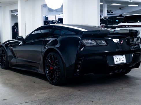 Used 2016 Chevrolet Corvette Z06 w/ 3LZ Preferred Equipment Group image 4