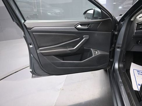 Used 2024 Volkswagen Jetta SE FWD image 9