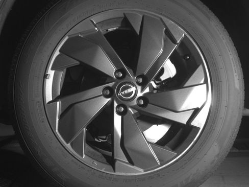 Used 2025 Nissan Rogue SV FWD image 14