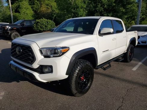 Used 2022 Toyota Tacoma TRD Off-Road w/ Technology Package RWD image 2