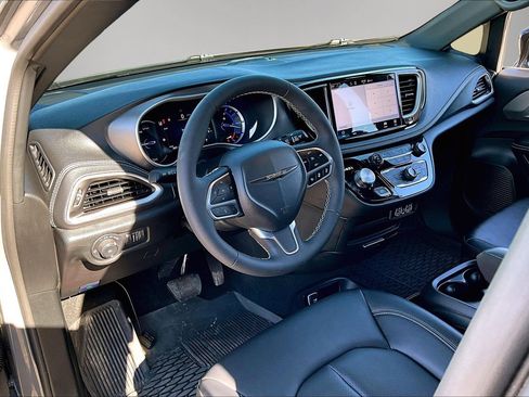 Used 2025 Chrysler Pacifica Select image 16