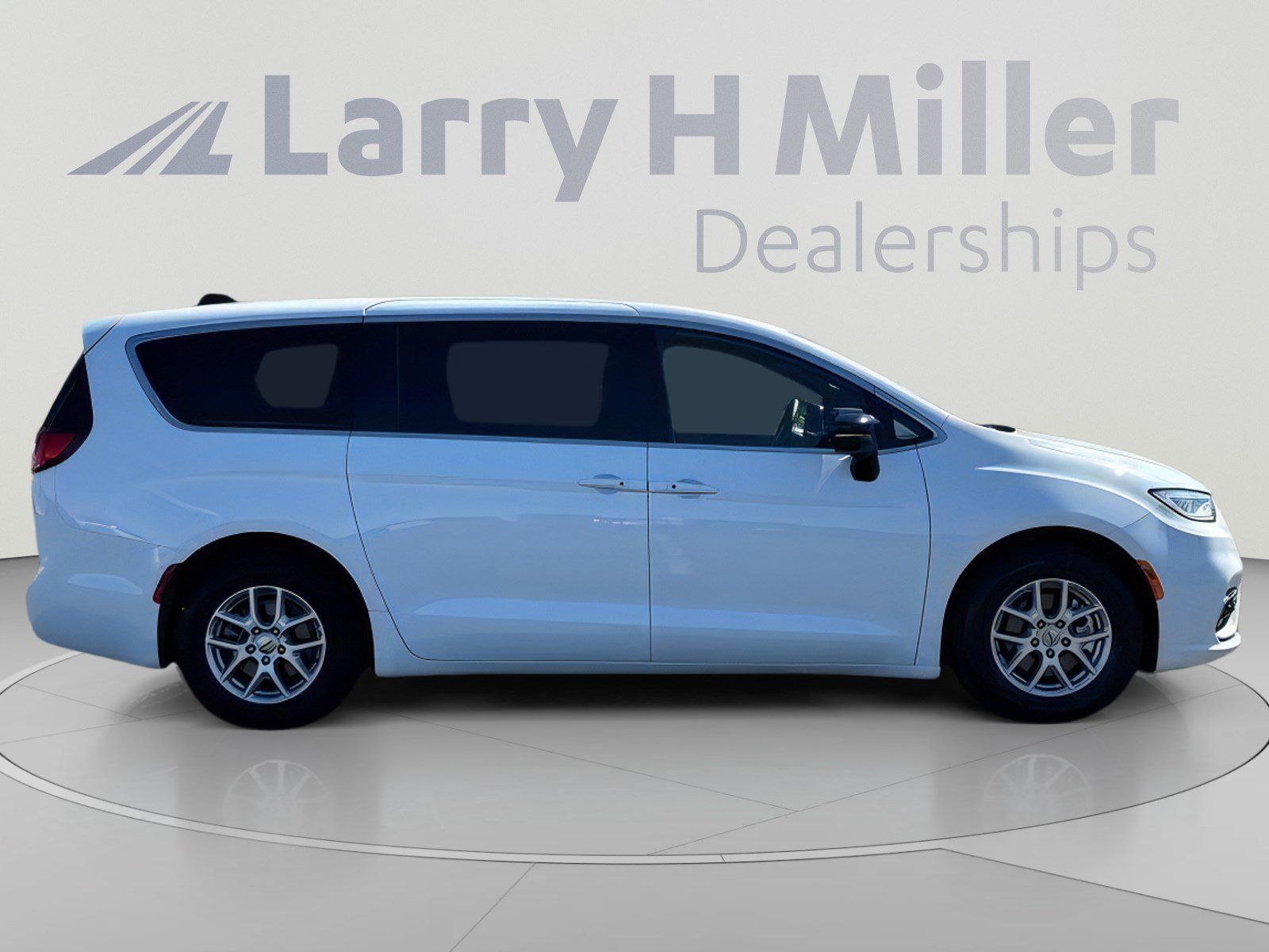 Used 2025 Chrysler Pacifica Select FWD image 7