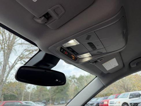 Used 2024 GMC Terrain SLT image 30