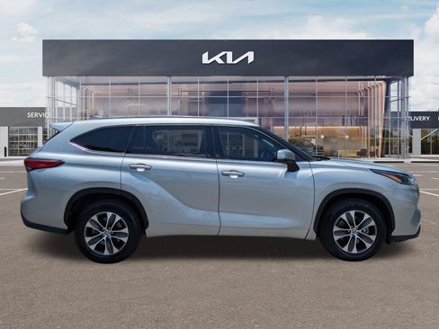 Used 2021 Toyota Highlander XLE FWD image 3