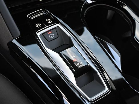 Certified 2025 Audi Q5 Premium w/ Convenience Package AWD/4WD image 12
