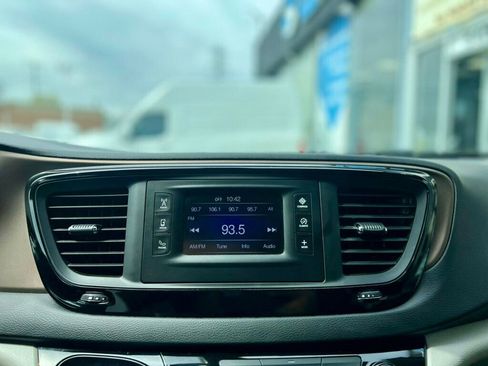 Used 2017 Chrysler Pacifica LX w/ Tire & Wheel Group FWD image 21