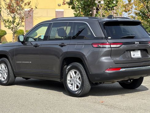 Used 2023 Jeep Grand Cherokee Laredo image 6