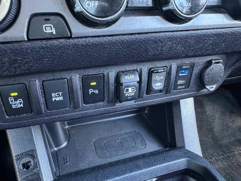Used 2018 Toyota Tacoma TRD Off-Road w/ Technology Package AWD/4WD image 35