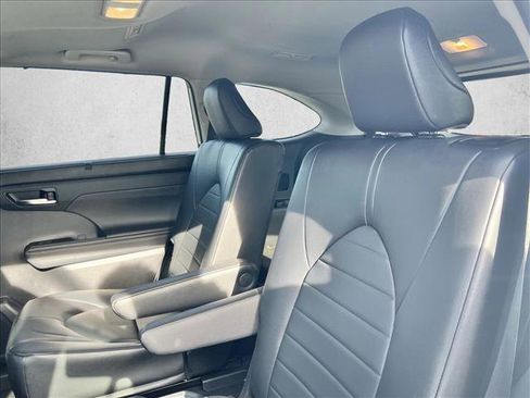 Certified 2024 Toyota Highlander XLE image 20