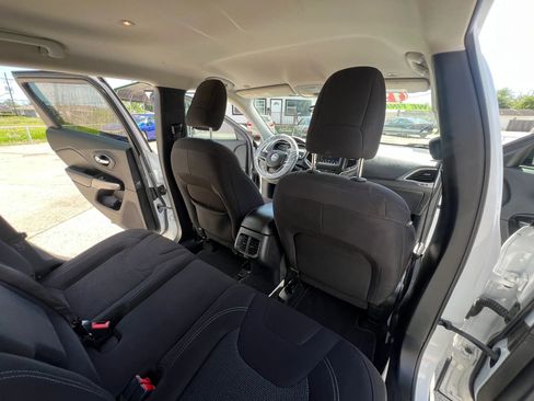 Used 2019 Jeep Cherokee Latitude w/ Popular Appearance Group image 20