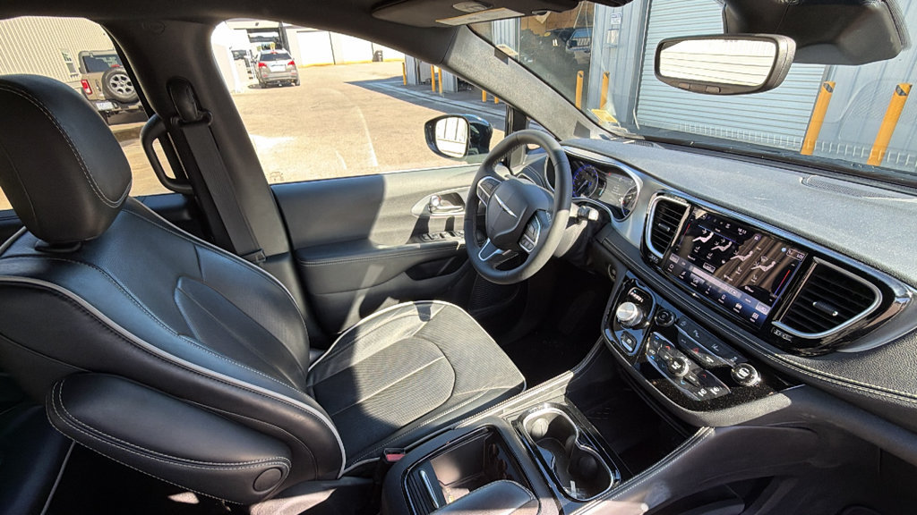 Used 2026 Chrysler Pacifica Limited FWD image 28