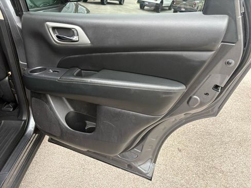 Used 2018 Nissan Pathfinder SV image 34