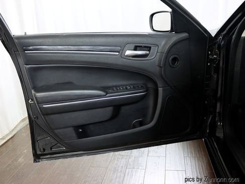 Used 2018 Chrysler 300 Touring image 25