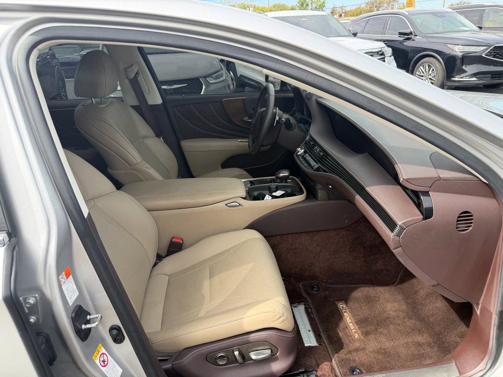 Used 2018 Lexus LS 500 w/ Accessory Package (Z1) RWD image 16