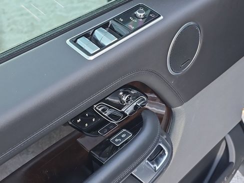 Used 2019 Land Rover Range Rover HSE image 11
