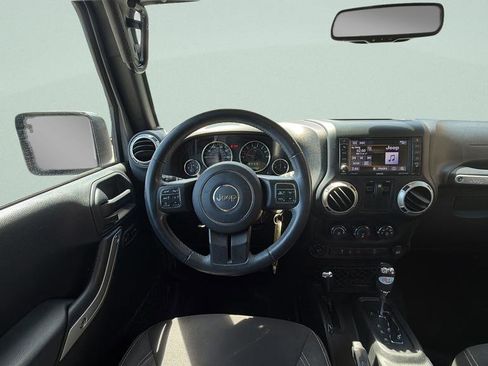 Used 2018 Jeep Wrangler Sahara w/ Connectivity Group AWD/4WD image 15
