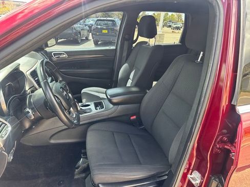 Used 2018 Jeep Grand Cherokee Laredo RWD image 13