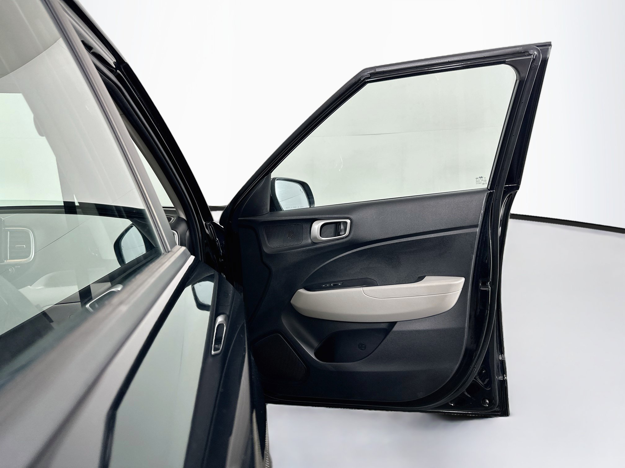 Used 2025 Hyundai Venue SEL FWD image 31