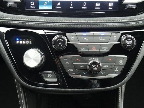 New 2026 Chrysler Pacifica Limited image 23