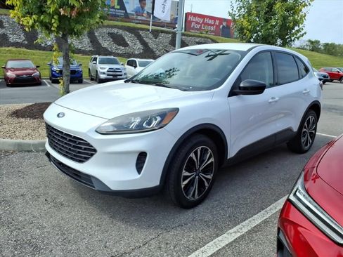Used 2022 Ford Escape SE w/ SE Sport Appearance Package AWD/4WD image 9