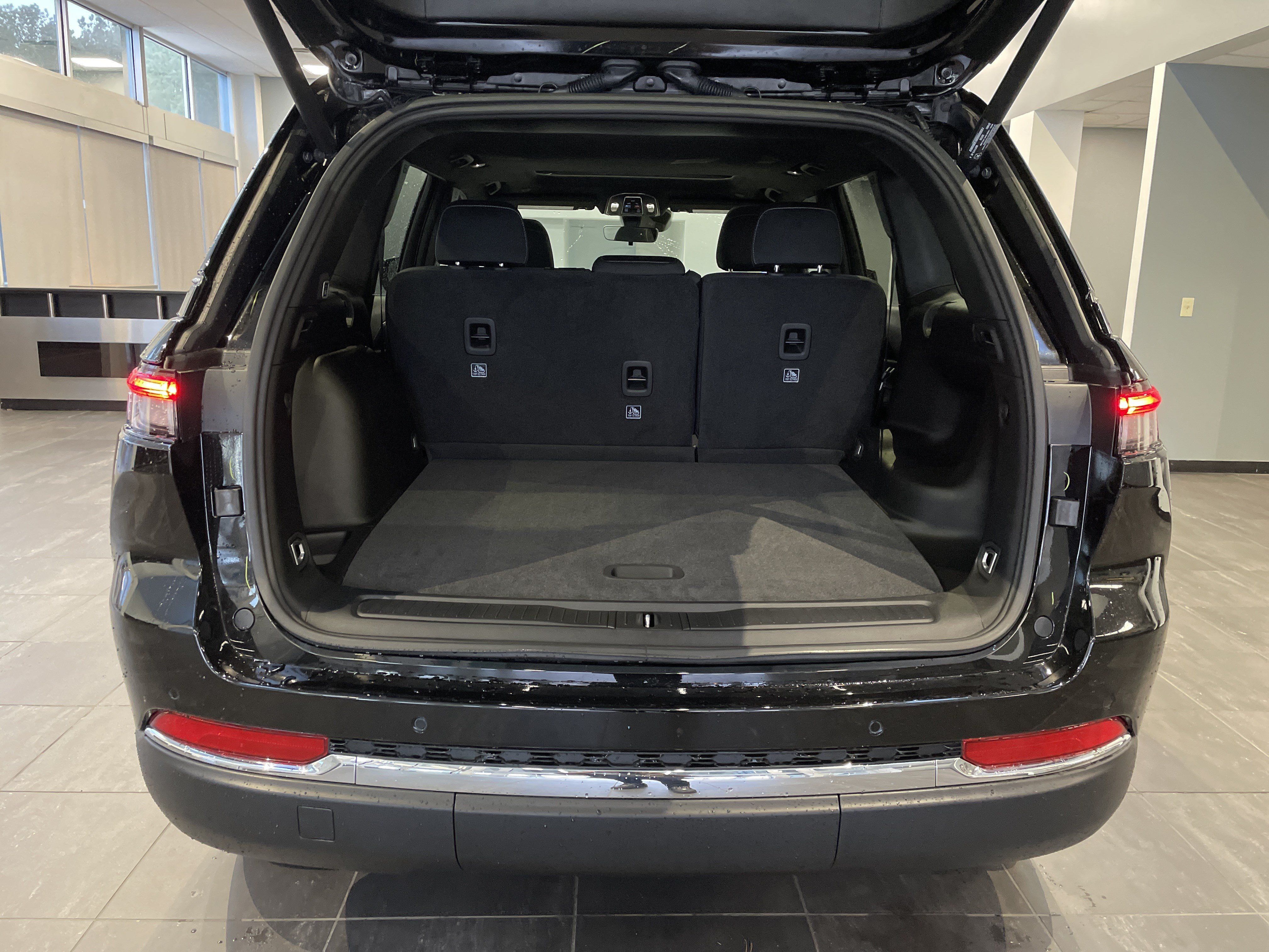 Used 2025 Jeep Grand Cherokee Laredo w/ Luxury Tech Group I RWD image 33