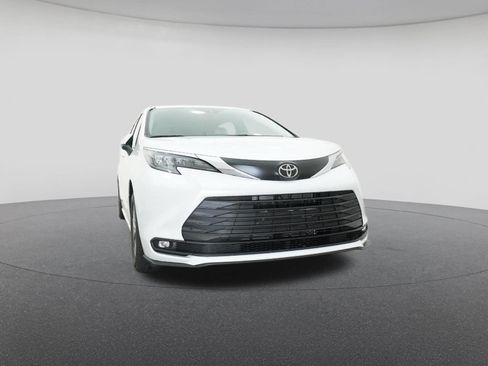 New 2026 Toyota Sienna XLE image 30