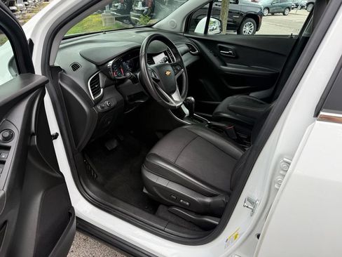 Used 2020 Chevrolet Trax LT w/ LT Convenience Package FWD image 12