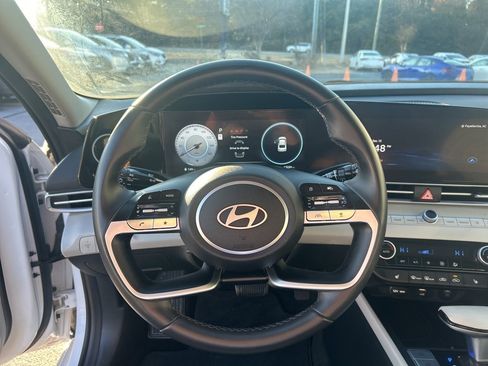 Used 2025 Hyundai Elantra Limited image 17