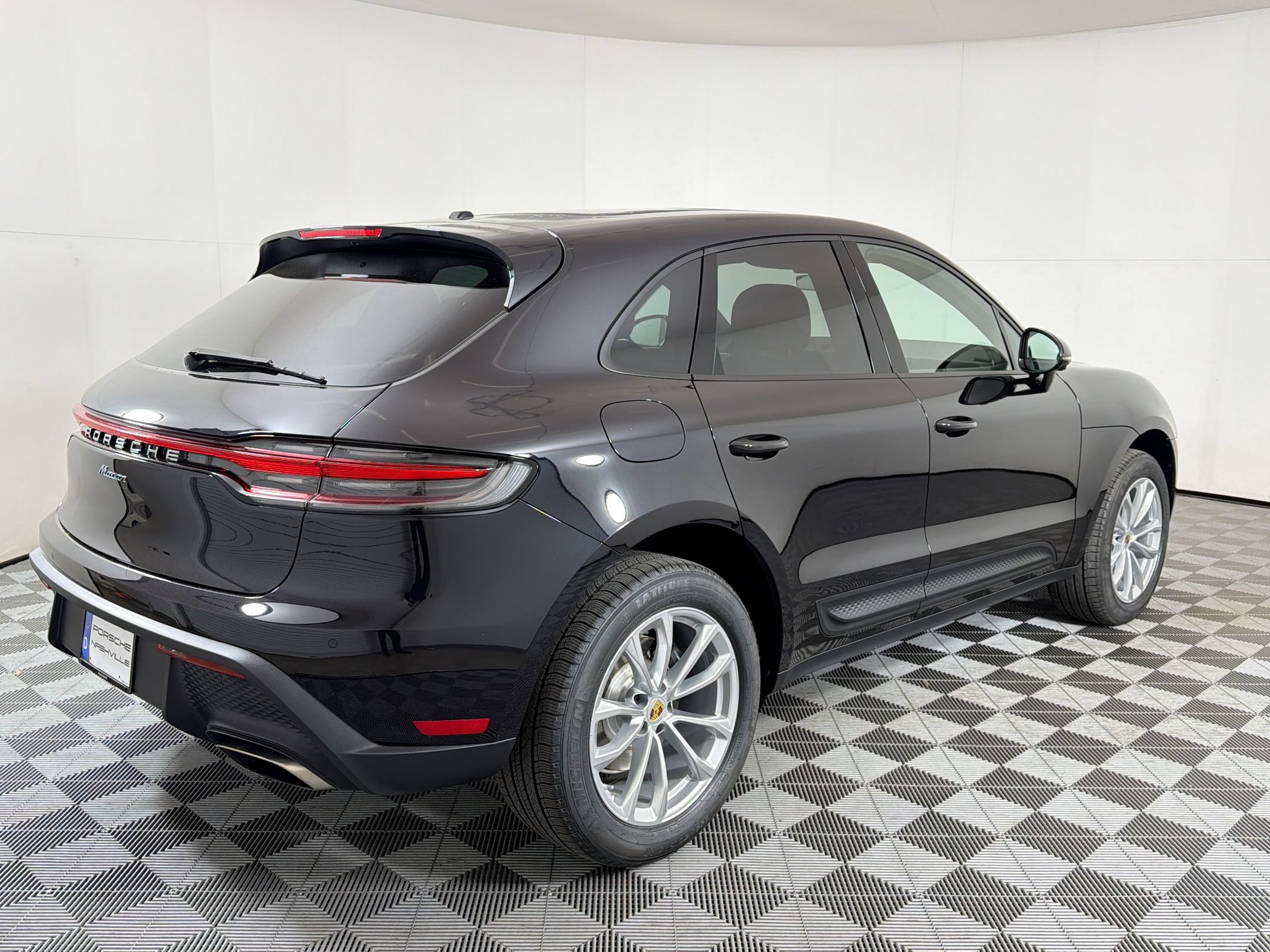 Used 2026 Porsche Macan AWD/4WD image 10