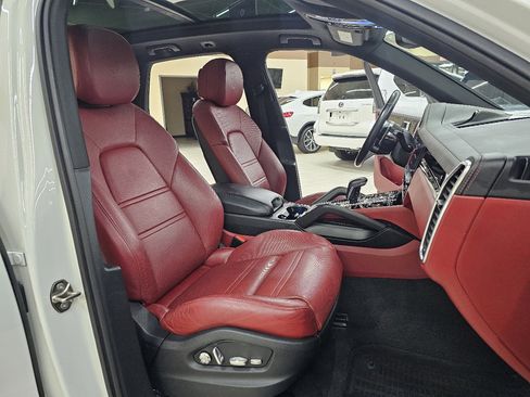 Used 2020 Porsche Cayenne E-Hybrid image 21