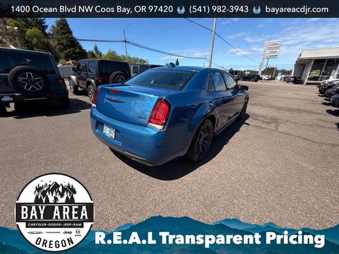 Used 2022 Chrysler 300 Touring L RWD image 5