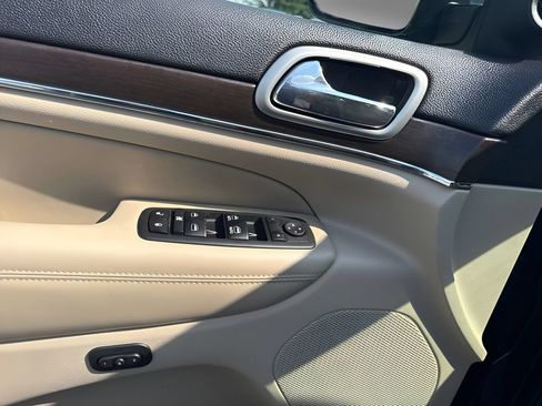 Used 2018 Jeep Grand Cherokee Limited AWD/4WD image 17