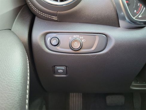 Used 2025 Chevrolet Blazer LT w/ Convenience Package image 17